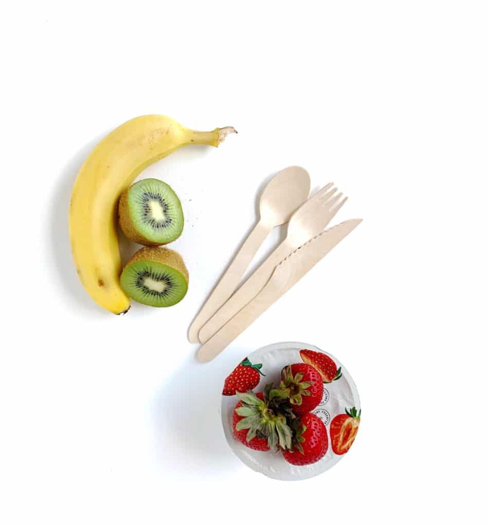 https://kidseatincolor.com/wp-content/uploads/2022/02/fruit-with-plasticware-disposable-lunch.jpeg